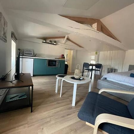 Studio Neuf Lumineux Climatise Blaye Bagian luar foto