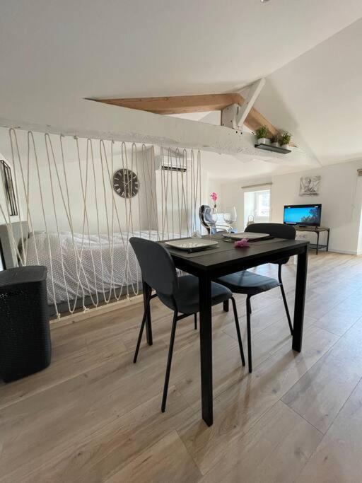 Studio Neuf Lumineux Climatise Blaye Bagian luar foto